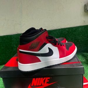 Jordan 1 Mid Chicago - Jordan 1 Black Toe Chicago Mid